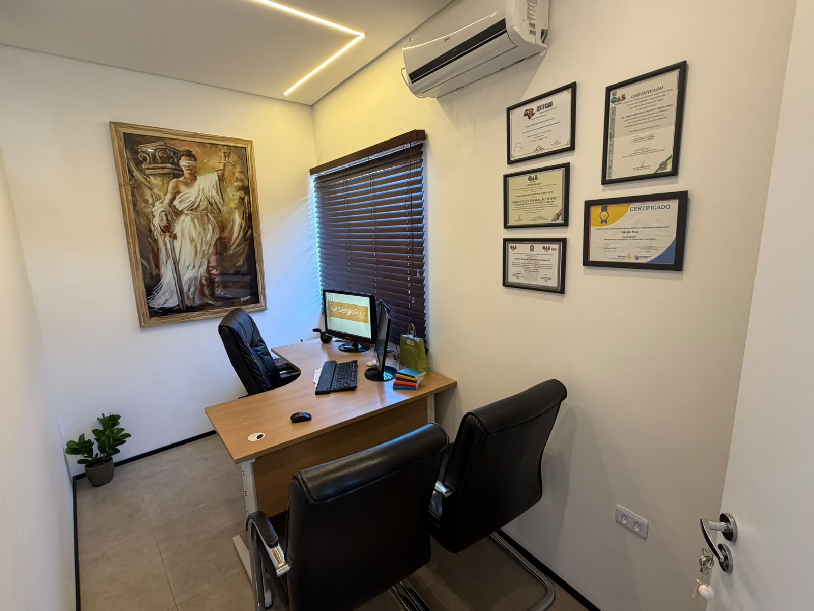 Sala de atendimento do escritório de Sérgio Ruiz